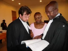 Victoire Ingabire et ses avocats au tribunal
